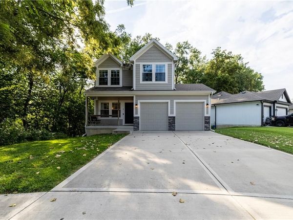 2202 N Woodsbury Road, Independence, MO 64058