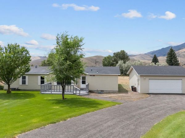 410 E Custer St, Mackay, ID 83251