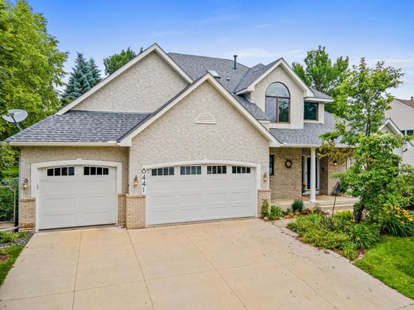 8441 W Lake Drive, Chanhassen, MN 55317