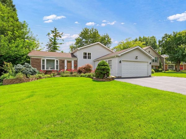 850 Silverwood Court, Lake Zurich, IL 60047