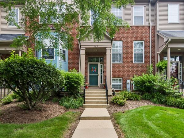 105 Station Park Circle , Grayslake, IL 60030
