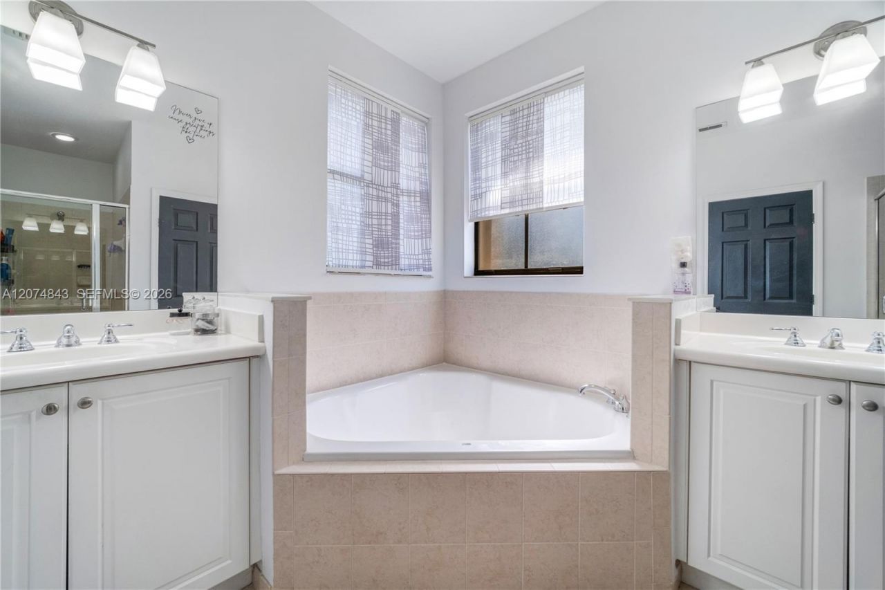 10334 NW 30th Ter, Doral, FL 33172 Photo