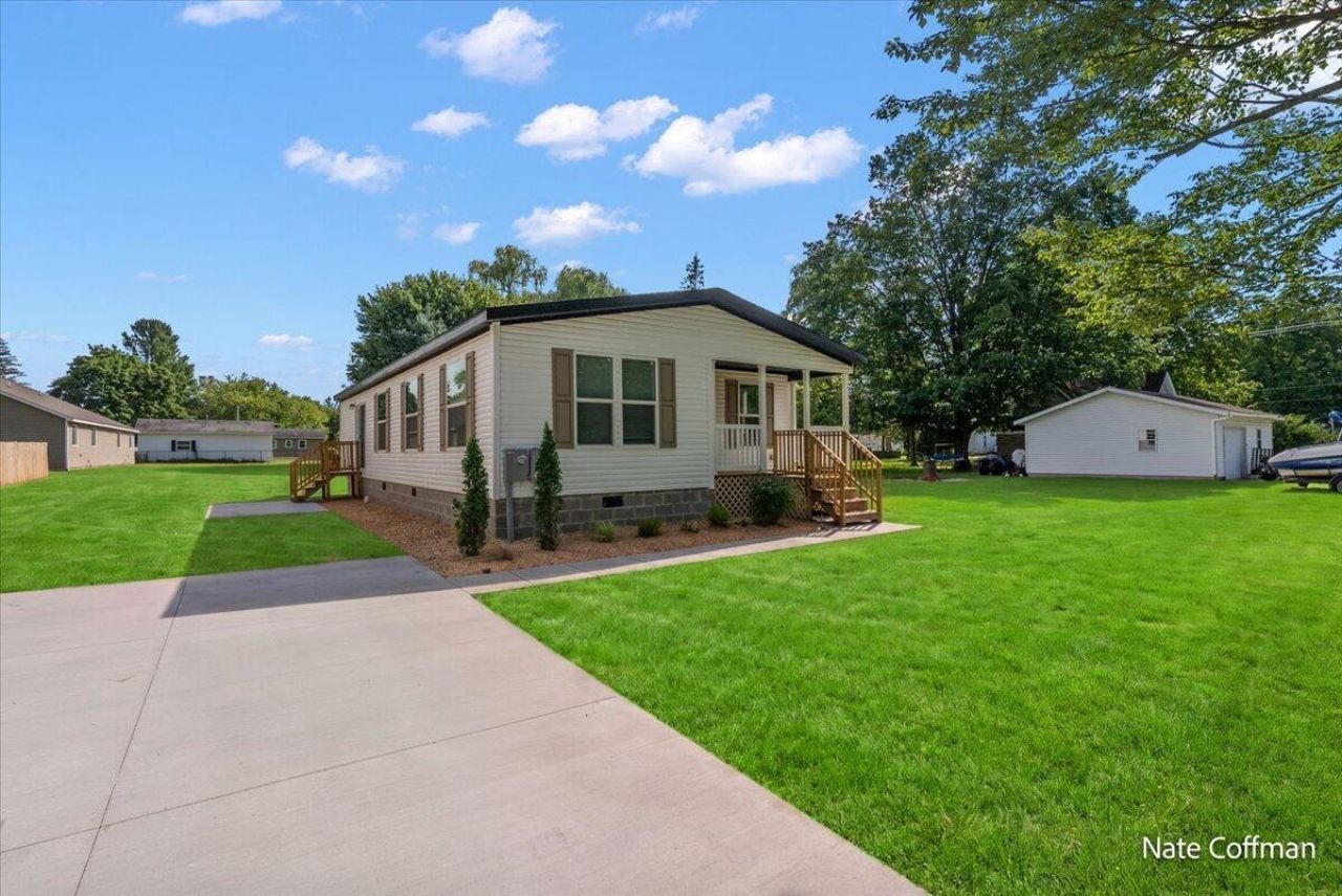 720 Park Street, Howard City, MI 49329 Main Photo