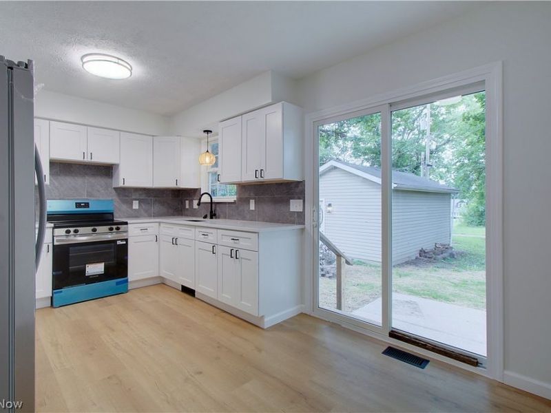 330 S Liberty Avenue, Alliance, OH 44601 Photo 9