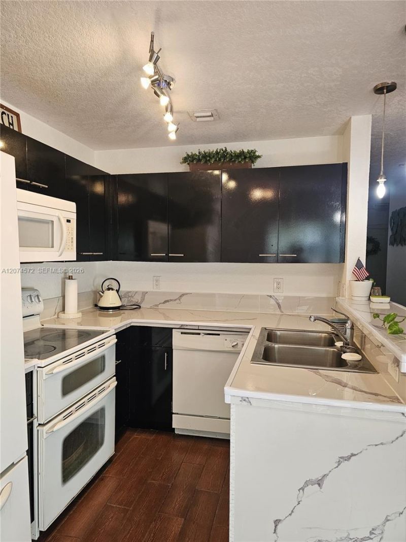 126 Hidden Ct Rd , Unit 27-D, Hollywood, FL 33023 Photo