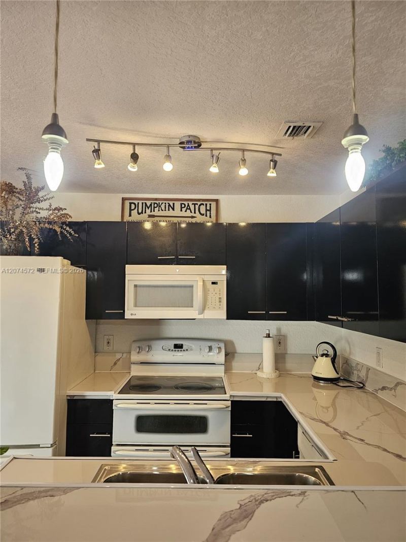 126 Hidden Ct Rd , Unit 27-D, Hollywood, FL 33023 Photo