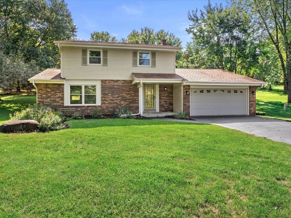 W277S4070 Green Country Rd, Waukesha, WI 53189