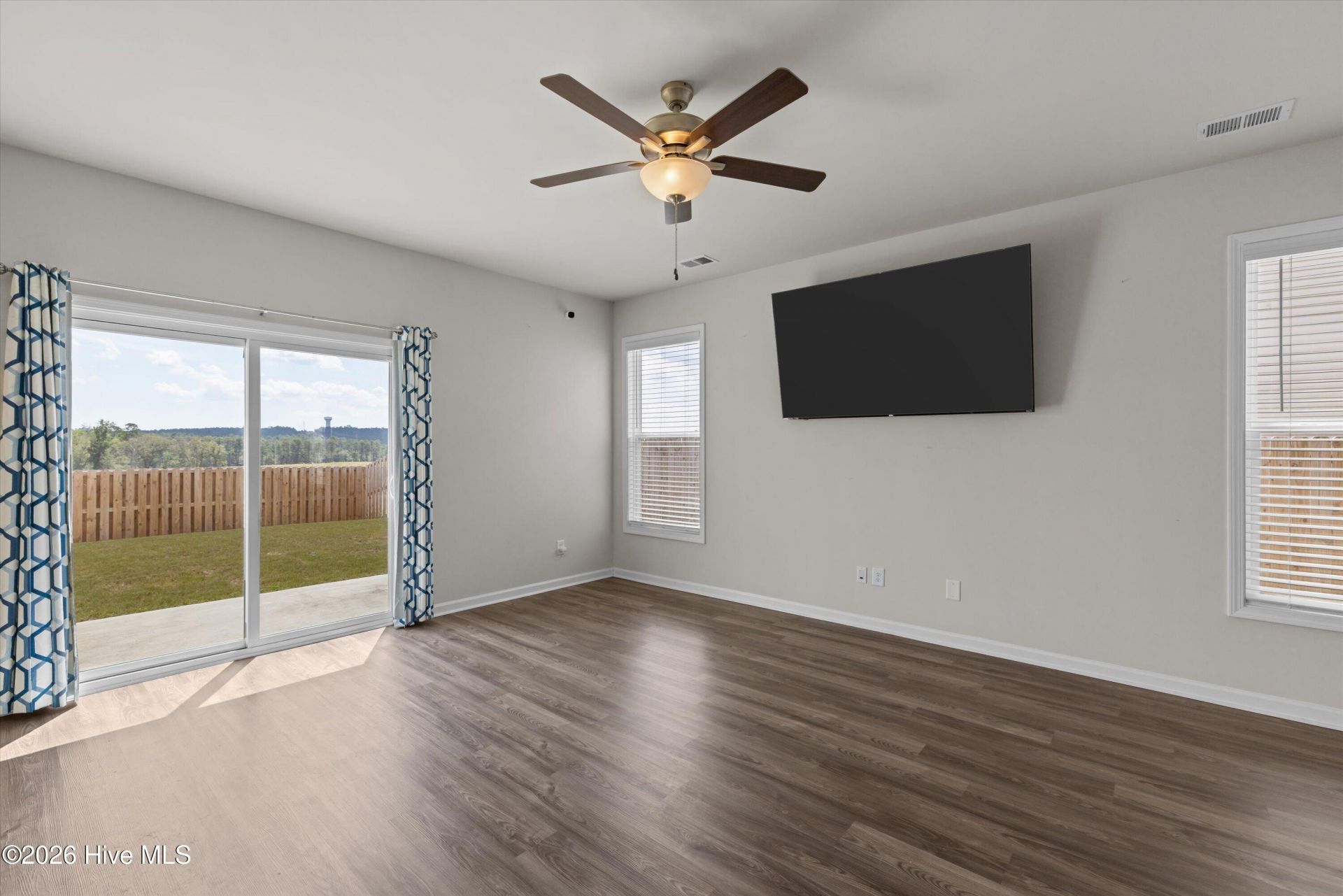 323 Mansell Park Photo 8