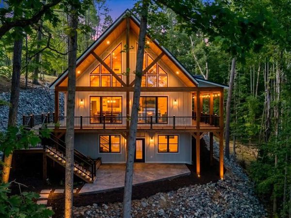 40 Crown Point WAY , Wirtz, VA 24184