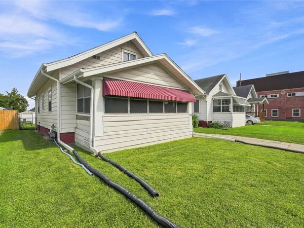 808 Oakland Rd NE, Cedar Rapids, IA 52402