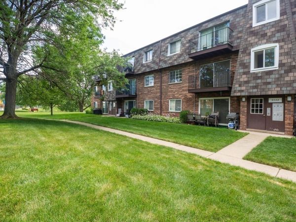 9388 Bay Colony Drive, Unit 2N, Des Plaines, IL 60016