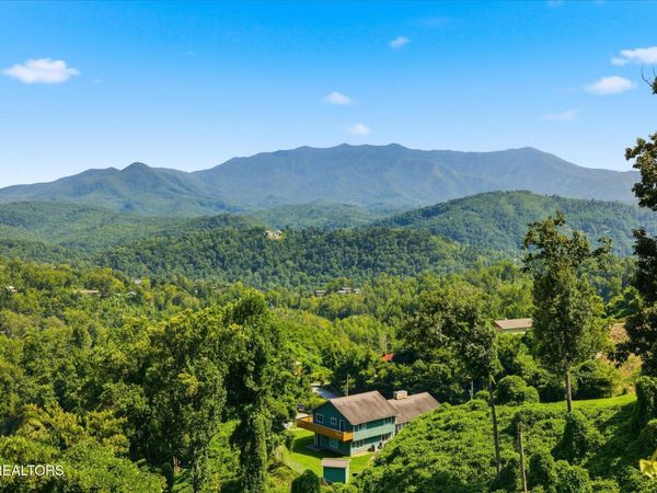 812 Beanstalk Court, Gatlinburg, TN 37738