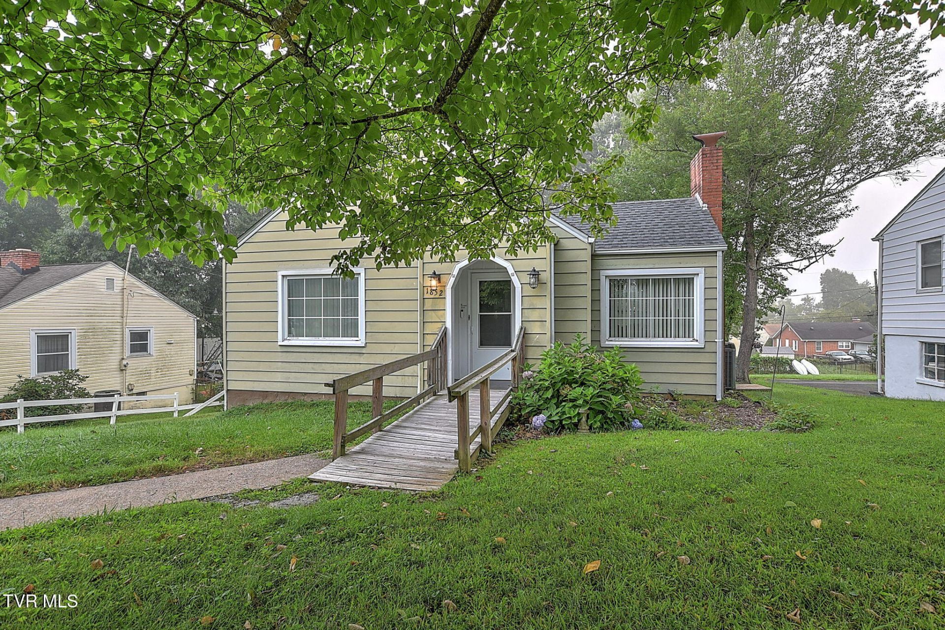 1852 Oakwood Drive, Kingsport, TN 37664 Main Photo