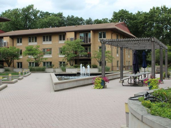 2400 W Talcott Road , Unit 223, Park Ridge, IL 60068