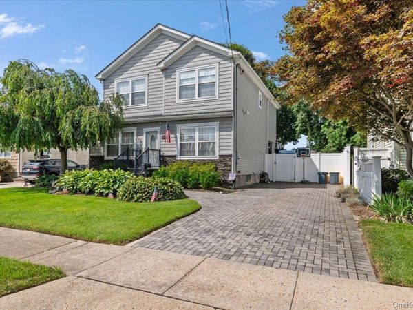 23 Cambridge Avenue, Bethpage, NY 11714
