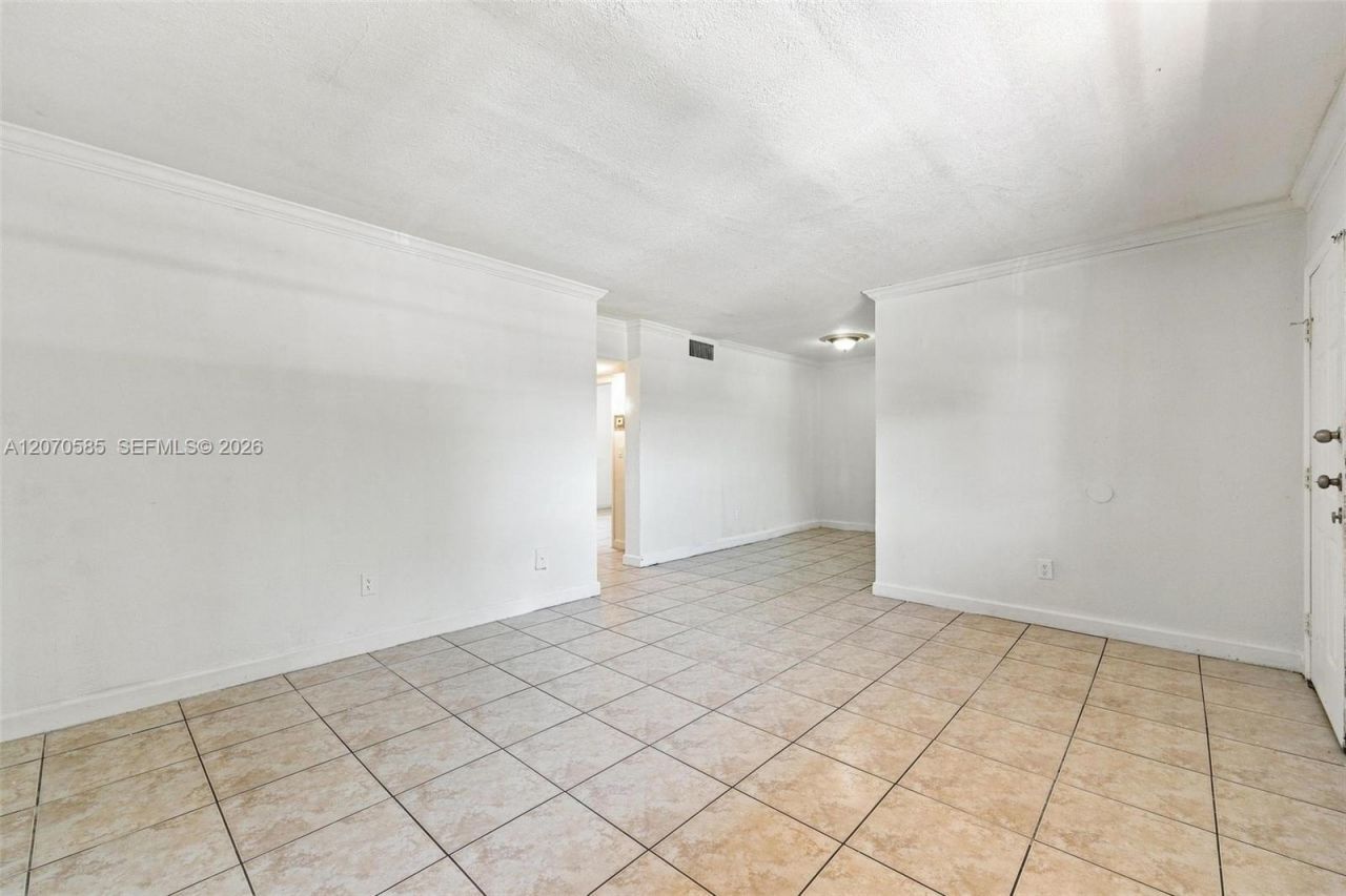 1245 W 24th St, Unit 223, Hialeah, FL 33010 Photo