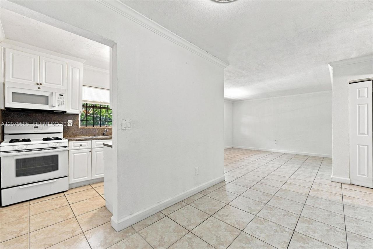 1245 W 24th St , Unit 223, Hialeah, FL 33010 Photo