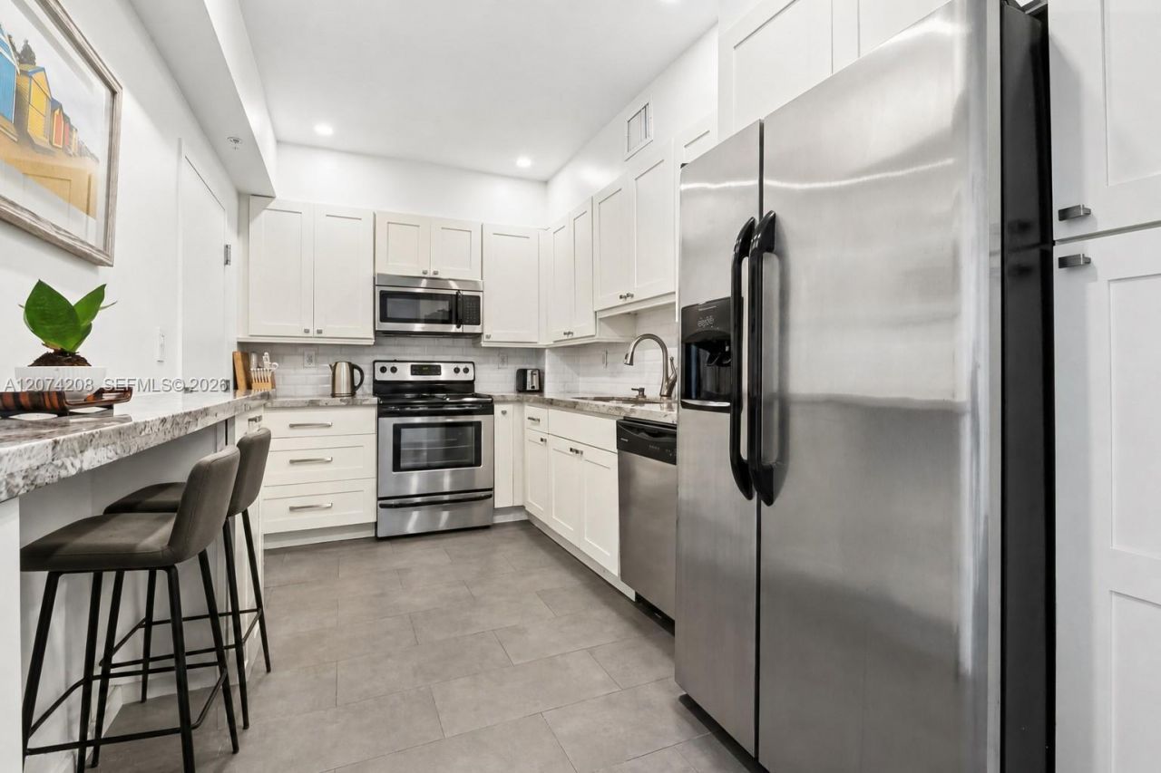 90 Edgewater Dr, Unit PH11, Coral Gables, FL 33133 Photo