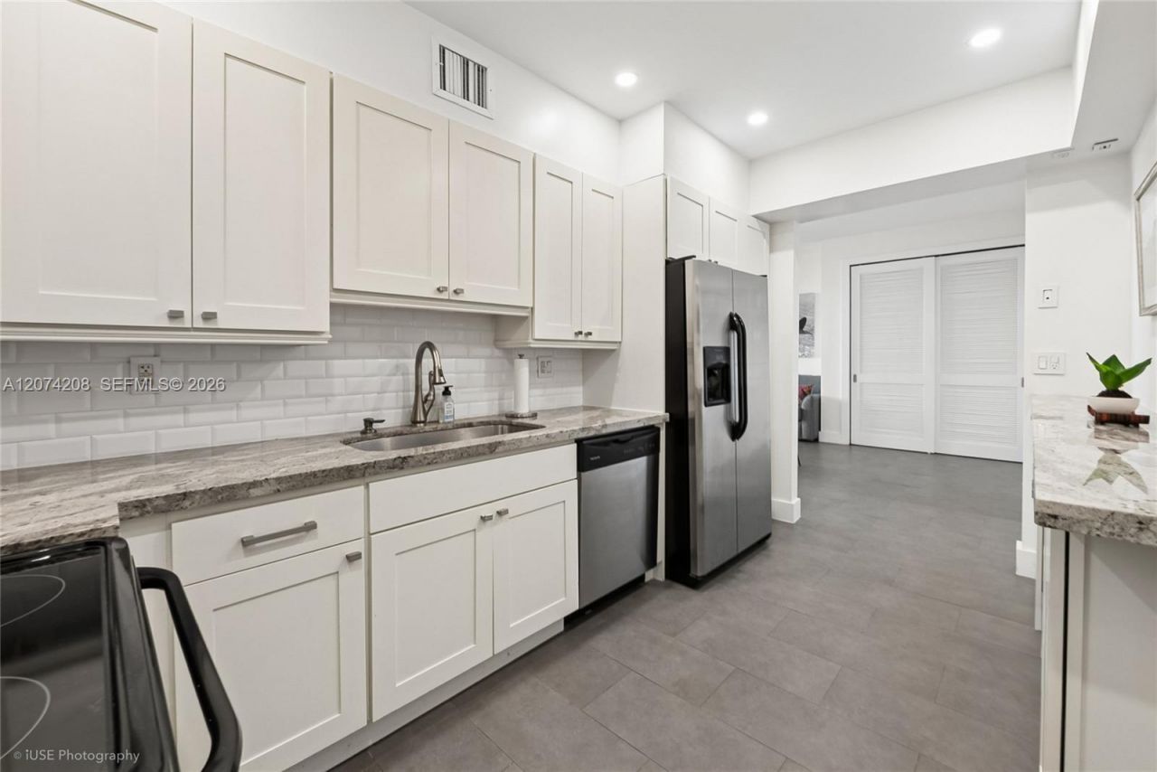 90 Edgewater Dr, Unit PH11, Coral Gables, FL 33133 Photo