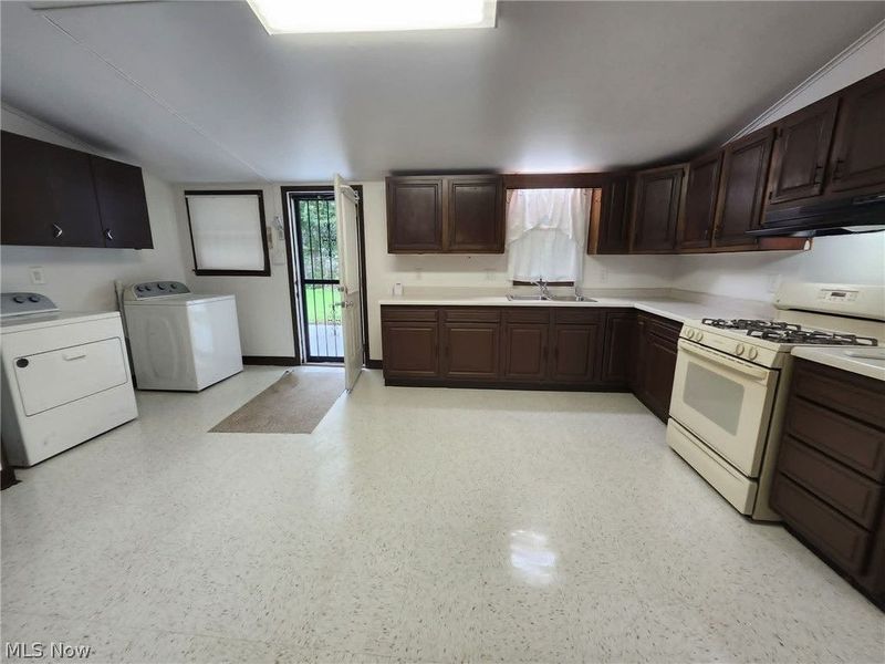 536 Oak Circle SW, Warren, OH 44485 Photo 3