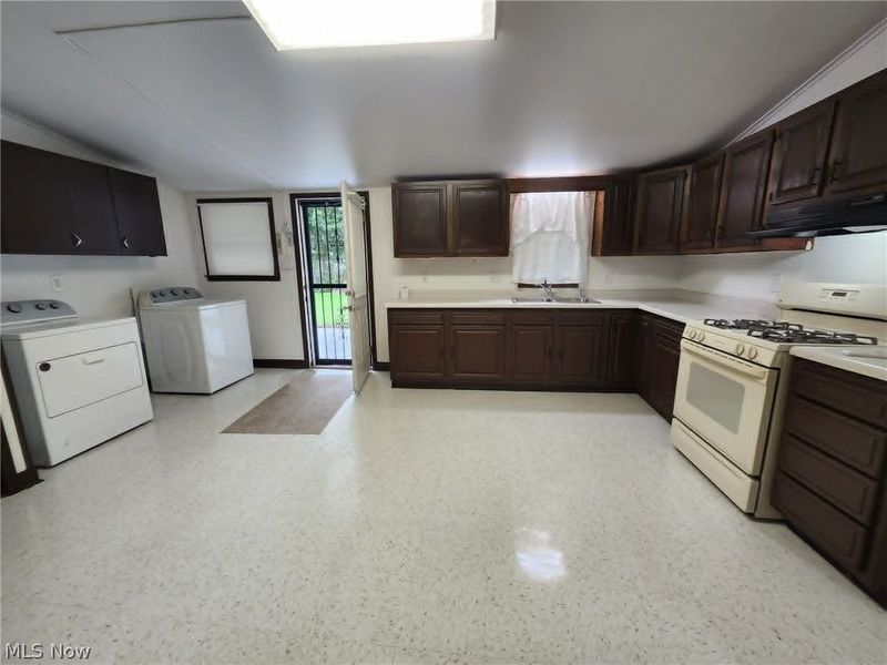 536 Oak Circle SW, Warren, OH 44485 Photo 4