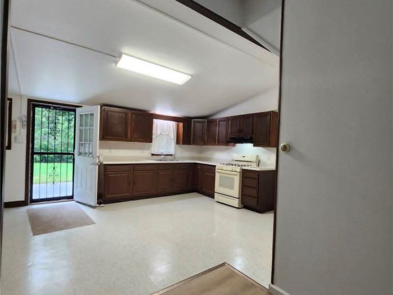 536 Oak Circle SW, Warren, OH 44485 Photo 5