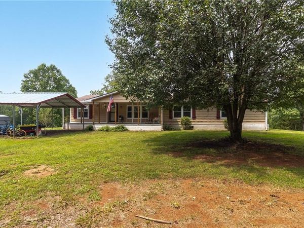 1352 Gravitte Road , Pilot Mountain, NC 27041