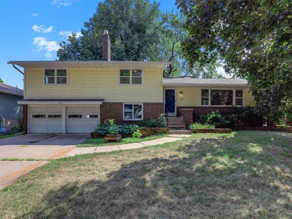 1866 Shryer Avenue W, Roseville, MN 55113