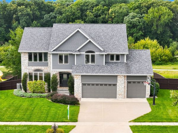 15814 Ridgemont Drive, Urbandale, IA 50323