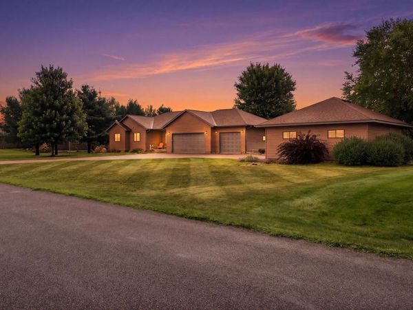 N8670 Hanson DRIVE, Holmen, WI 54636