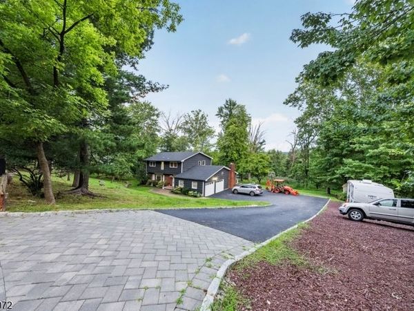 57 Longview Dr, Green Brook, NJ 08812