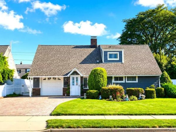 31 Sunrise Lane , Levittown, NY 11756