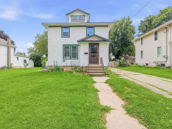117 W Burnett Street, Beaver Dam, WI 53916