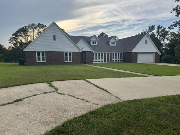 2010 Lawndale Dr., Tupelo, MS 38801
