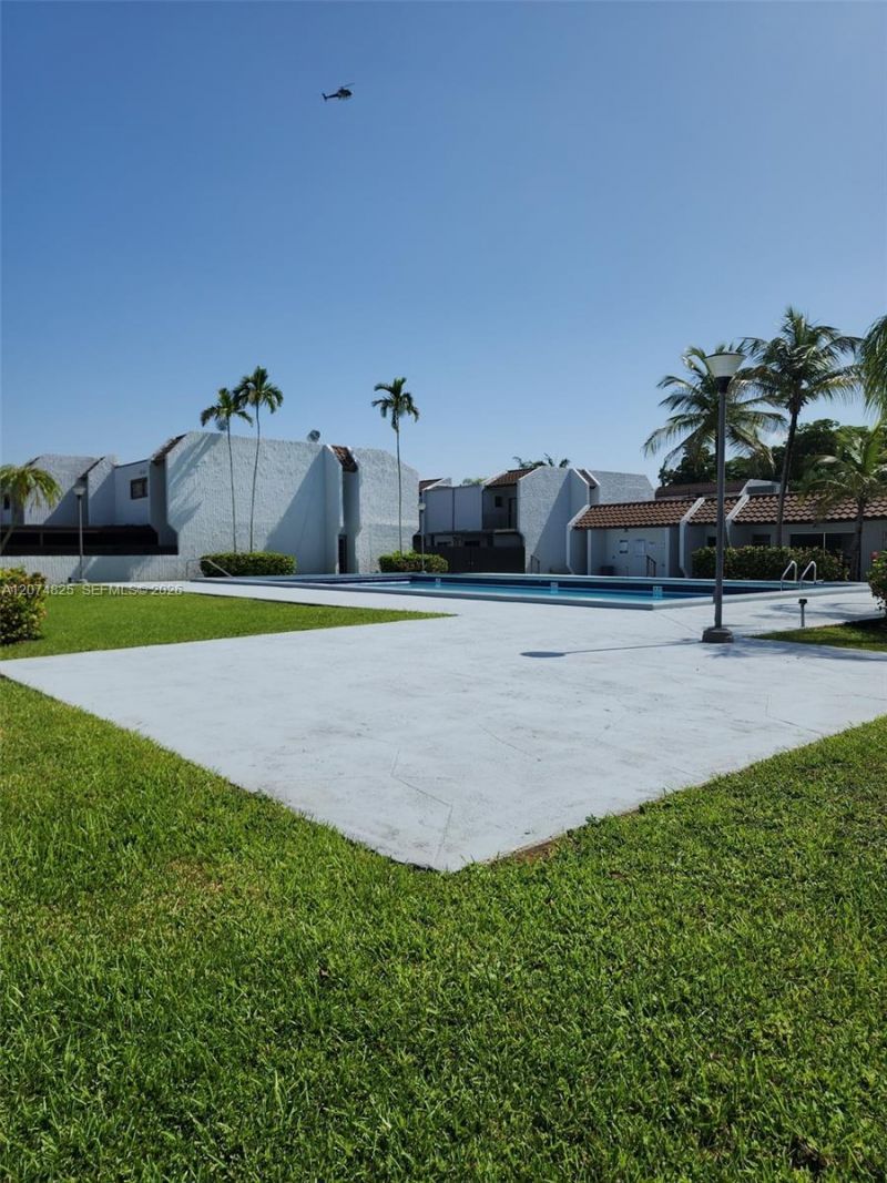 6518 Kendale Lakes Dr, Unit 809, Miami, FL 33183 Photo