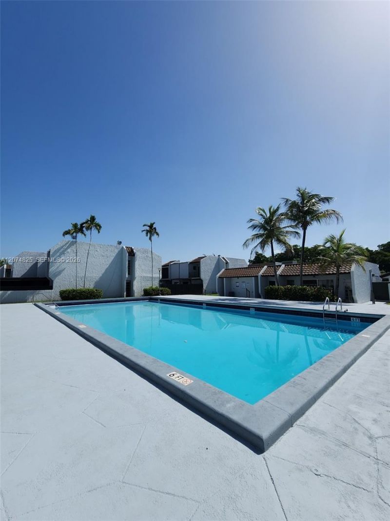 6518 Kendale Lakes Dr, Unit 809, Miami, FL 33183 Photo