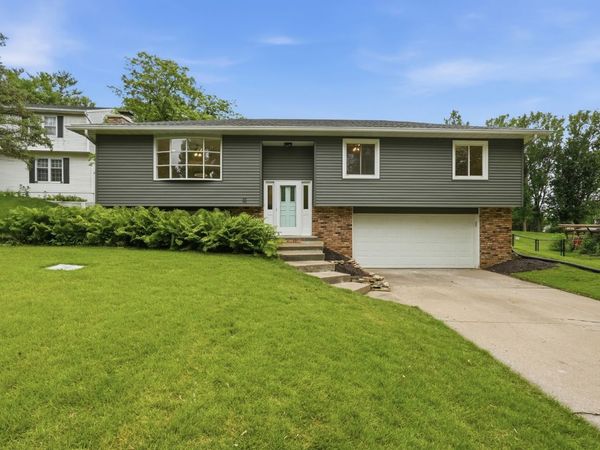 1721 E 42nd Court , Davenport, IA 52807
