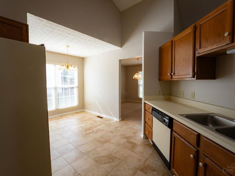 718 Fox Creek Ln, Union Township, OH 45245 Photo 9