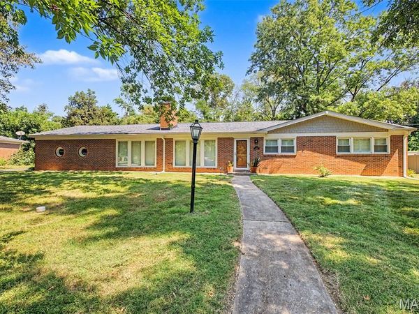 200 Tanglewood Drive, Ladue, MO 63124