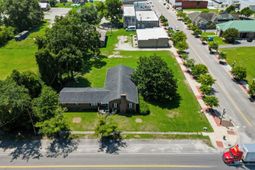 800 Elm St. photo 4