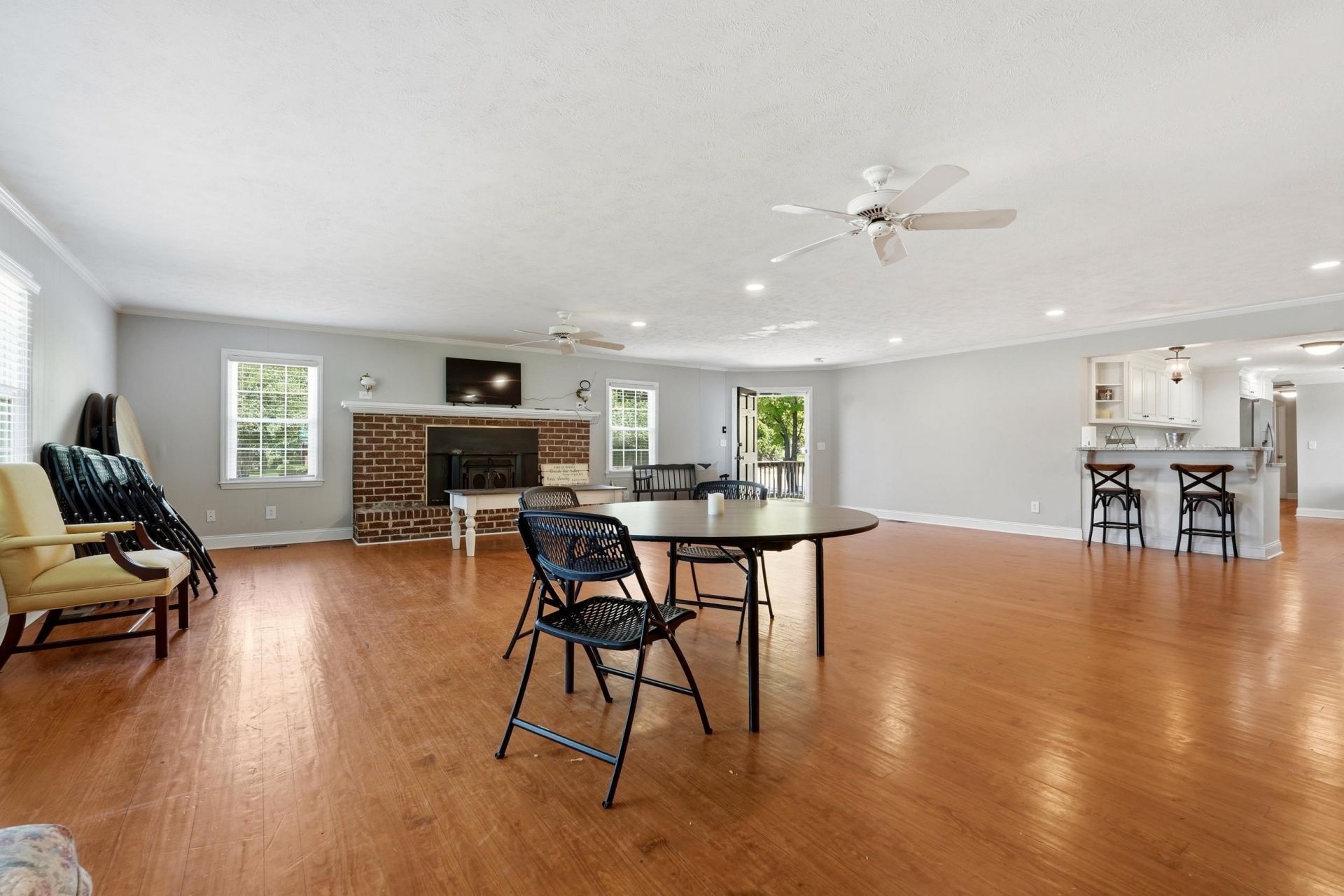 800 Elm St. Photo 6