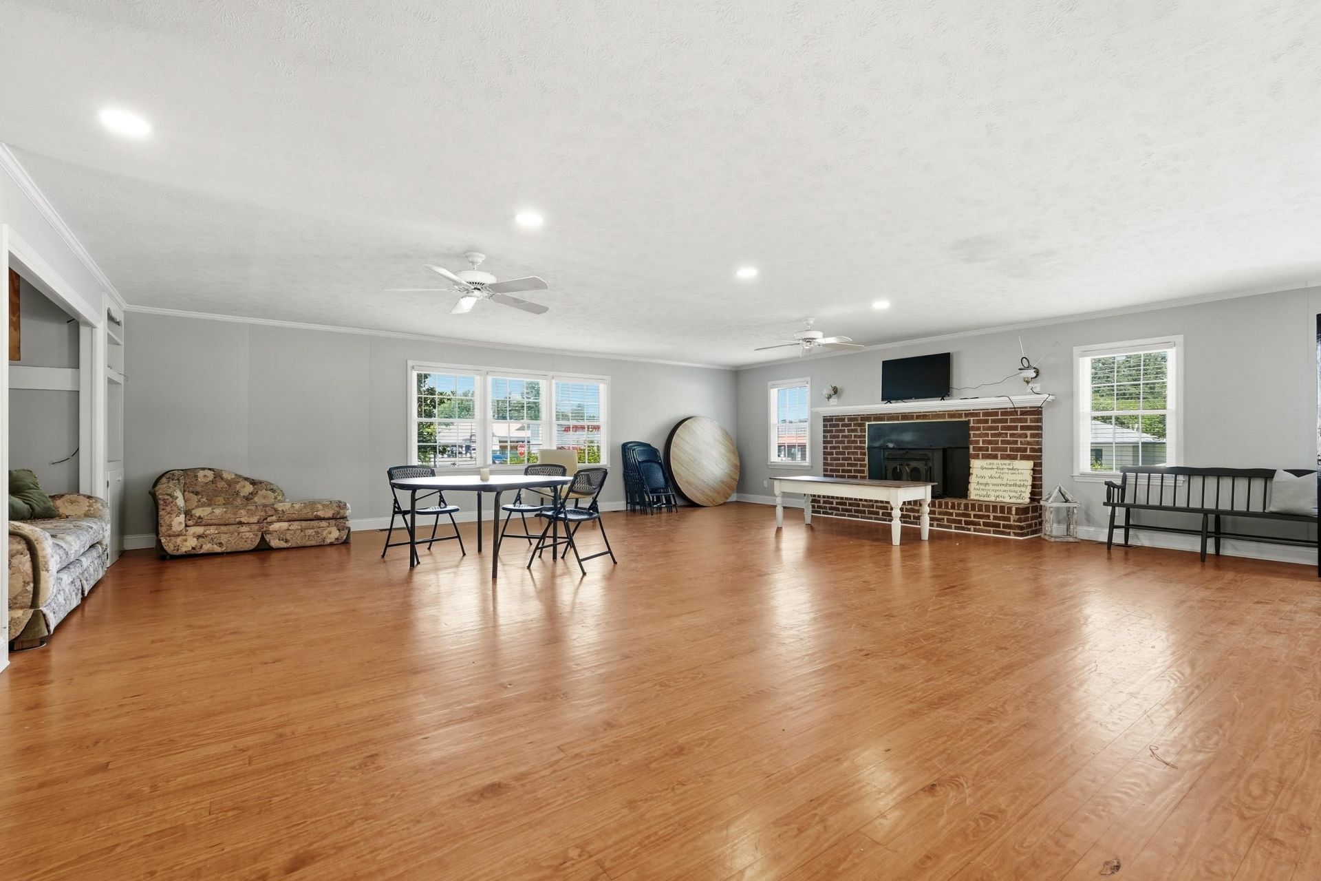 800 Elm St. Photo 7