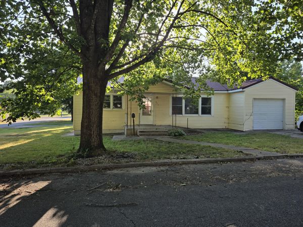 611 S Harrison Avenue , Aurora, MO 65605