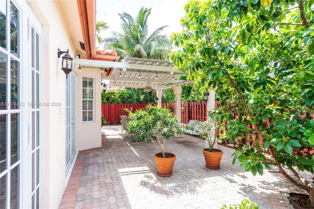 10564 NW 57th St , Doral, FL 33178 Photo