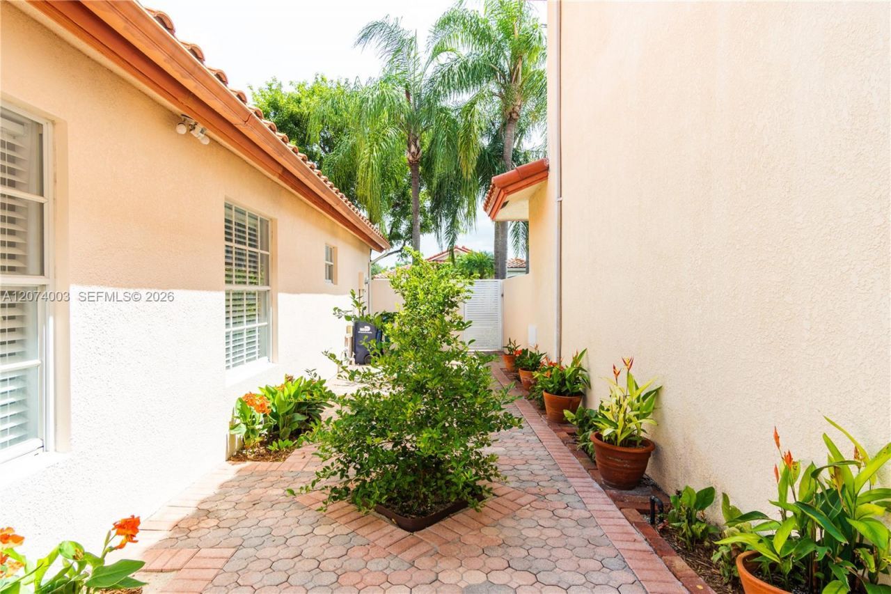 10564 NW 57th St , Doral, FL 33178 Photo