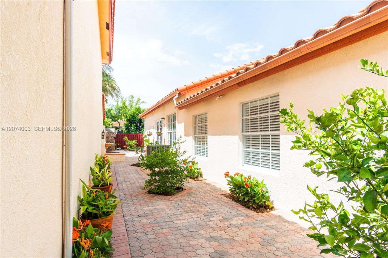 10564 NW 57th St , Doral, FL 33178 Photo