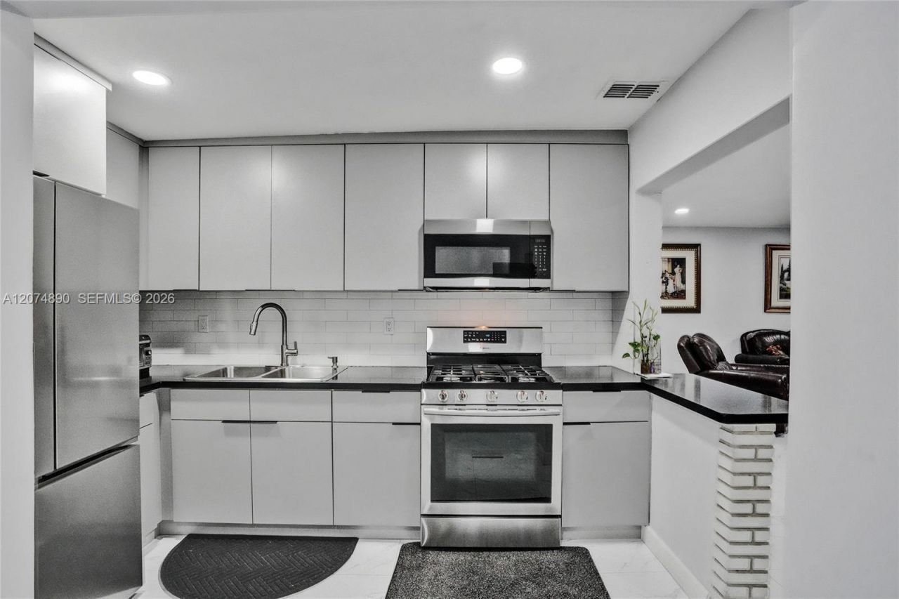 903 W 77th St, Hialeah, FL 33014 Photo