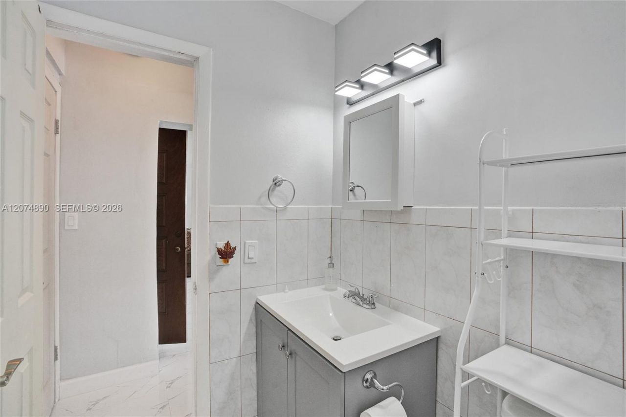 903 W 77th St, Hialeah, FL 33014 Photo