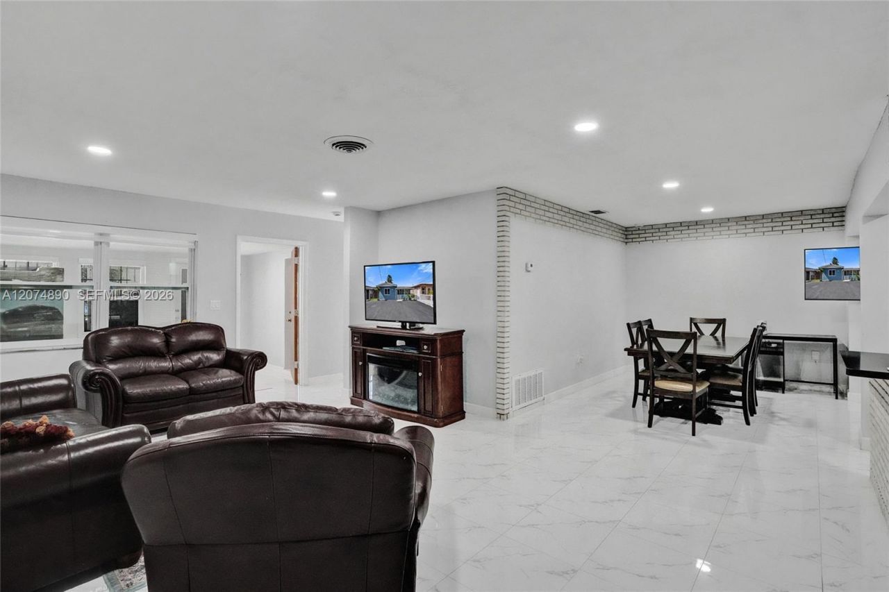 903 W 77th St, Hialeah, FL 33014 Photo