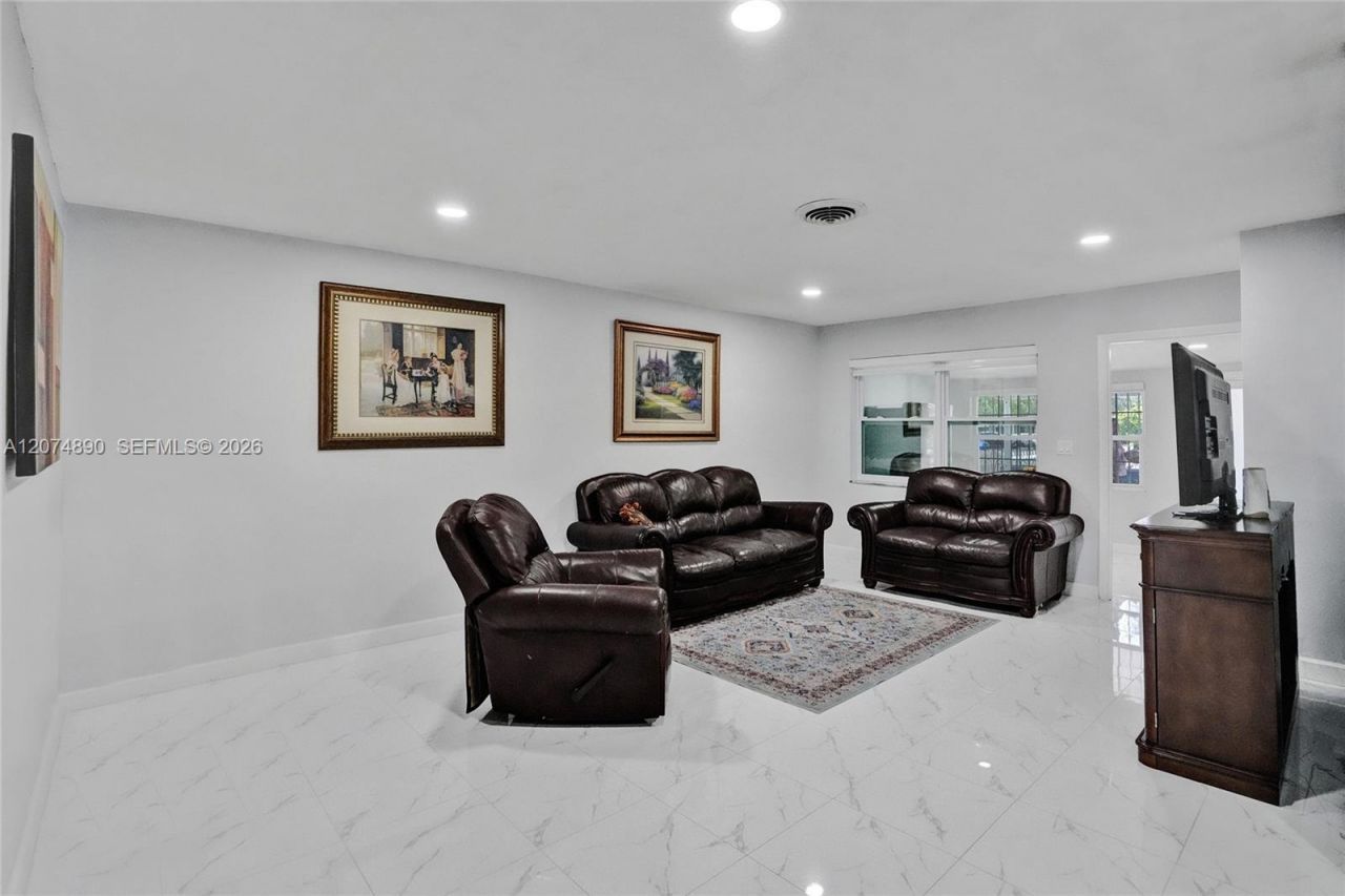 903 W 77th St, Hialeah, FL 33014 Photo